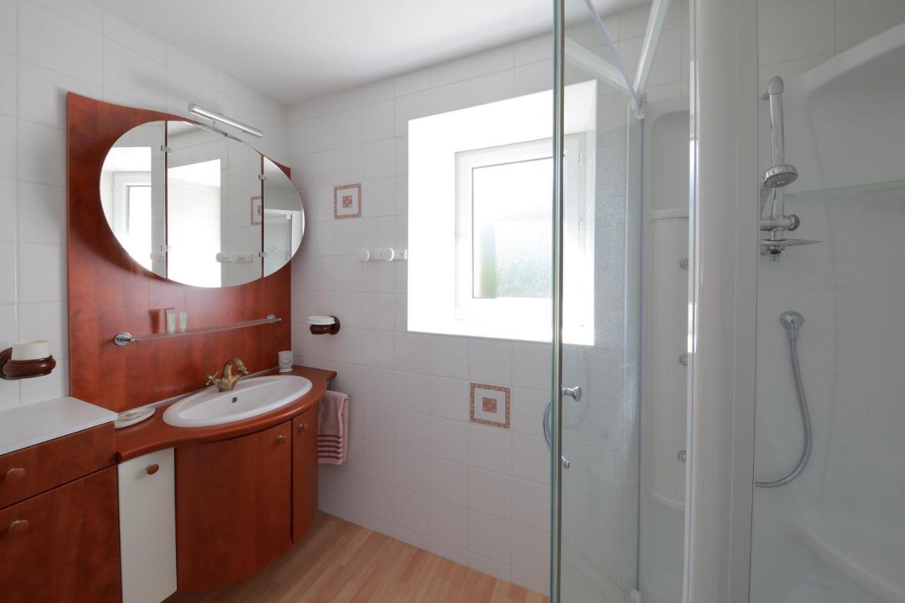 Gite La Loge Des Fees Latille Экстерьер фото