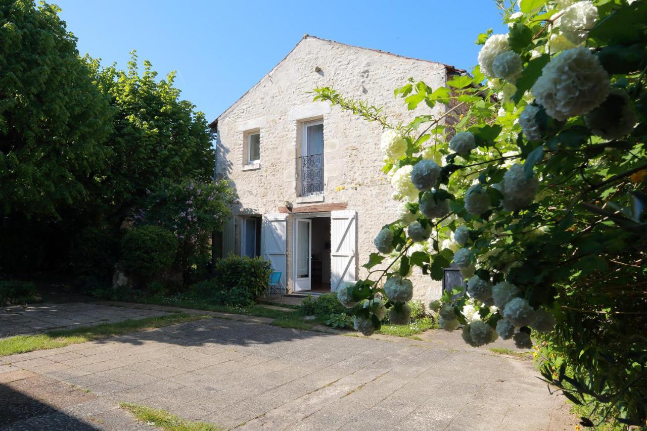 Gite La Loge Des Fees Latille Экстерьер фото